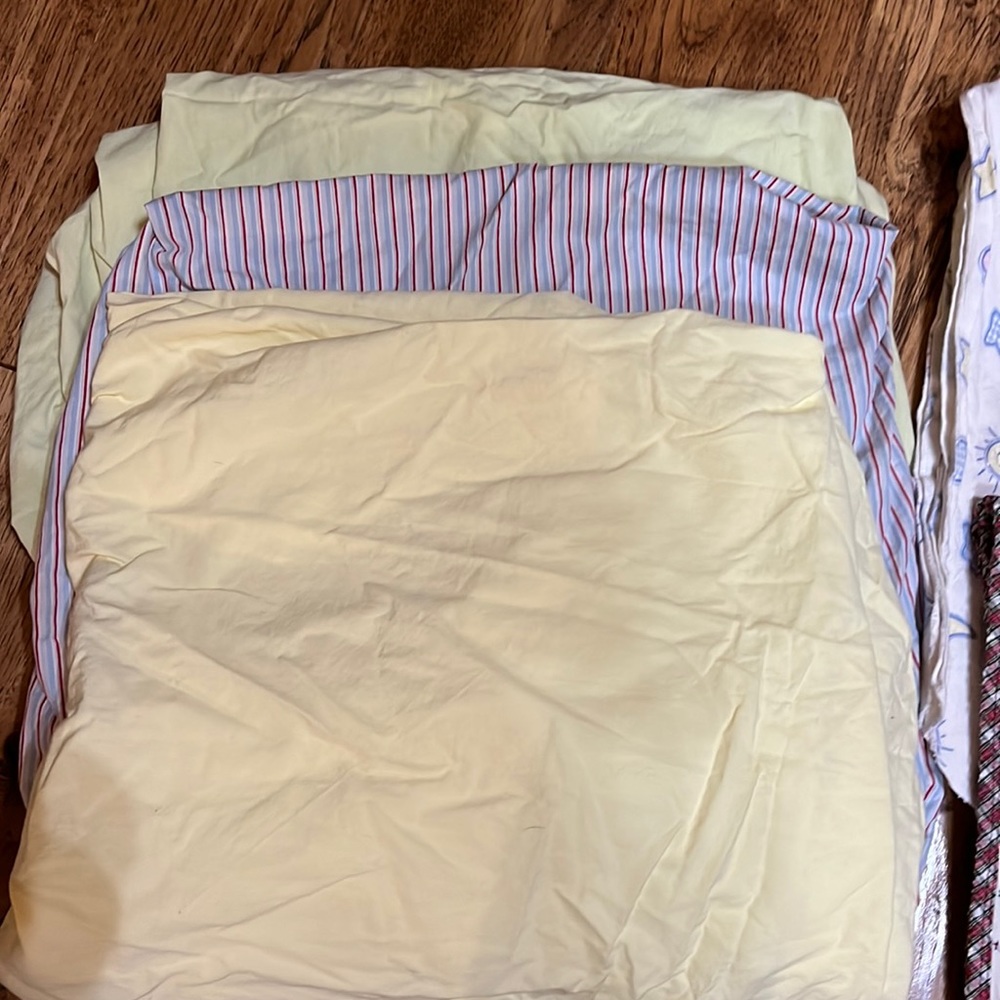 3 crib sheets and 2 light baby blankets. Multiple colors